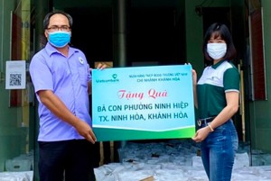 Các ngân hàng tặng quà người dân và đơn vị tuyến đầu chống dịch