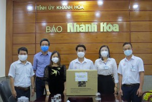 Báo Khánh Hòa và Công ty Hải Yến Nha Trang trao tặng 327 phần quà cho các bệnh viện dã chiến