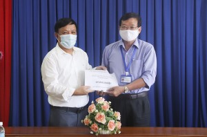 Hiệp hội Du lịch Nha Trang - Khánh Hòa tặng 65 triệu đồng cho lực lượng y tế tham gia phòng, chống dịch