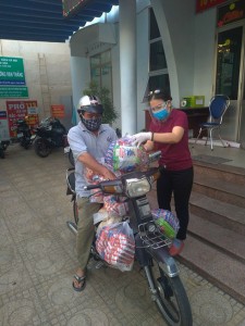 Mặt trận phường Vạn Thắng trao 100 suất quà cho hộ bị ảnh hưởng dịch Covid-19