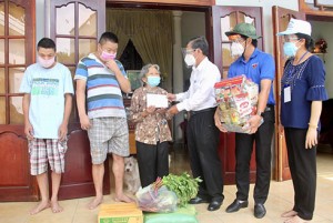 Trao nhu yếu phẩm cho hơn 4.000 người lao động mất việc và gia đình chính sách tại Nha Trang