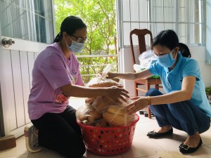 Tặng bánh mì và cá hộp cho người dân