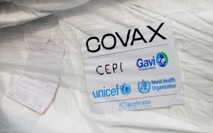 COVAX cắt giảm 30% mục tiêu chia sẻ vaccine năm 2021