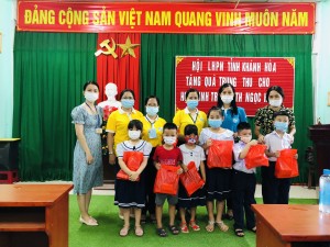 Trao 50 suất quà Trung thu cho trẻ em Trường Tiểu học Ngọc Hiệp