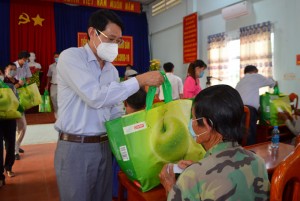 Tặng 240 suất quà cho người dân khó khăn huyện Diên Khánh