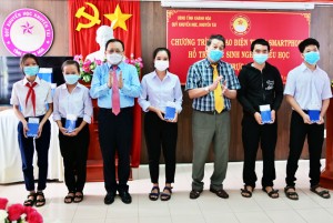 Chương trình "Sóng và máy tính cho em": Giúp học sinh nghèo có điều kiện học tập