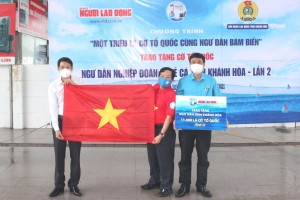 Báo Người Lao Động trao 11.000 lá cờ Tổ quốc cho ngư dân Khánh Hòa