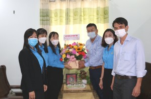 Liên đoàn Lao động tỉnh thăm, chúc mừng các đơn vị giáo dục và gặp mặt nhân kỷ niệm Ngày Nhà giáo Việt Nam