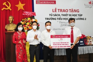 Trao tặng tủ sách, thiết bị học tập trị giá 100 triệu đồng cho các trường tiểu học tại TP. Nha Trang