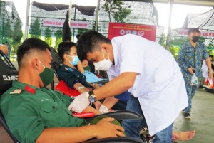 Gần 800 cán bộ, học viên Trường Sĩ quan Không quân tham gia hiến máu tình nguyện
