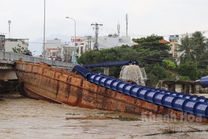 Tạm ngừng cung cấp nước khu vực phía Bắc TP. Nha Trang do sà lan làm vỡ đường ống