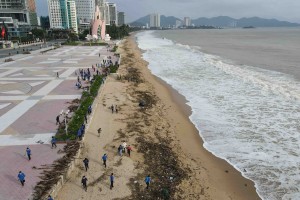 Hơn 500 đoàn viên, thanh niên ra quân vệ sinh bãi biển sau mưa lũ
