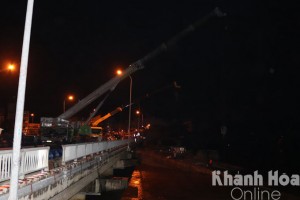 Xuyên đêm khắc phục sự cố tuyến ống cấp nước ở cầu Hà Ra