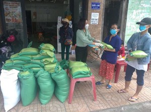 Mặt trận phường Vạn Thắng trao 160 suất quà cho người dân