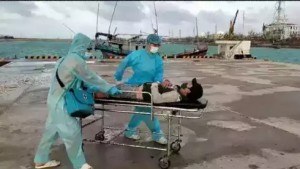 Bệnh xá đảo Song Tử Tây cấp cứu ngư dân gặp nạn trên biển