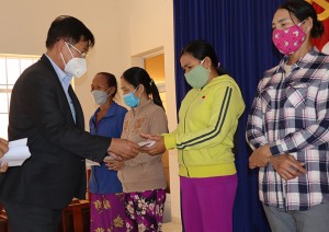 Ban quản lý Khu kinh tế Vân Phong tặng quà Tết cho người nghèo ở huyện Vạn Ninh và thị xã Ninh Hòa