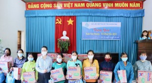Trao quà Tết cho hội viên, phụ nữ có hoàn cảnh khó khăn