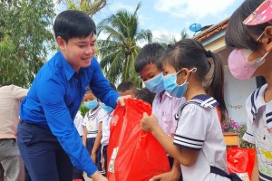 Trao 80 phần quà Tết cho học sinh, giáo viên, thanh niên khó khăn thôn Điệp Sơn