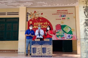 Trao quà Tết cho học sinh xã Cam Phước Tây