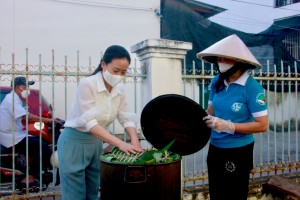 Những chiếc bánh chưng kết nối tình thương