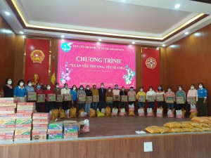 Tặng quà Tết cho cán bộ, hội viên phụ nữ khó khăn