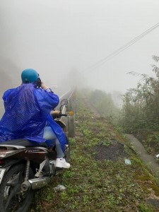 Được người lạ soi đèn khi vượt 10 km đường đèo ở Đà Lạt