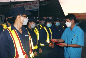 Những người làm việc xuyên Tết