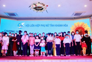 Tấm lòng mẹ đỡ đầu