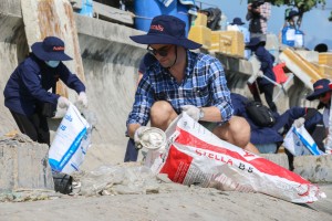 Nhân viên Tổng Lãnh sự quán Mỹ dọn rác làm sạch biển Nha Trang