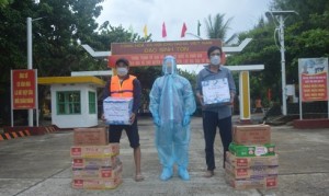Cán bộ, chiến sĩ đảo Sinh Tồn tặng quà cho ngư dân 2 tàu cá Quảng Nam