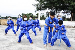 Dạy võ miễn phí cho trẻ em vùng quê nghèo