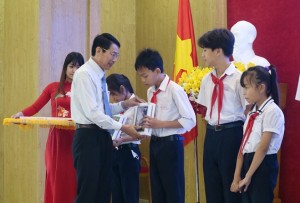Trao tặng 1.000 máy tính bảng cho học sinh có hoàn cảnh khó khăn