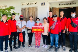 Head Thuận Phát 2 và Câu lạc bộ Winner 79 Khánh Hòa ủng hộ 3 triệu đồng cho gia đình chị Nguyễn Thị Mỹ Hằng