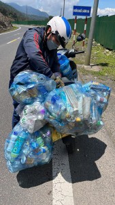 Hai bạn trẻ nhặt rác trên đường đi từ Đà Lạt về Nha Trang