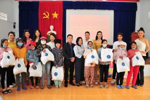 Báo Khánh Hòa và Ban tổ chức Cuộc thi Hoa hậu Du lịch Biển Việt Nam trao quà hỗ trợ đồng bào dân tộc thiểu số xã Khánh Thượng