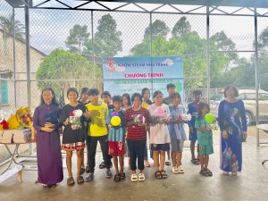 Trao 15 suất quà cho trẻ em Trung tâm Bảo trợ Xã hội huyện Khánh Vĩnh