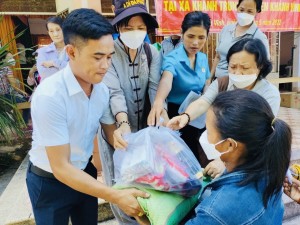 Trao 60 suất quà cho hộ dân khó khăn huyện Khánh Vĩnh