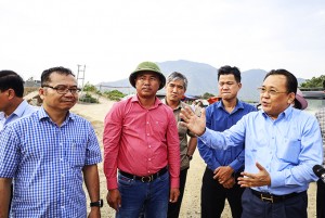 Ông Lê Hữu Hoàng - Phó Chủ tịch Thường trực UBND tỉnh kiểm tra tiến độ dự án cao tốc Bắc - Nam