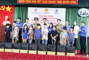 Trao 45 phần quà cho trẻ em lớp học tình thương phường Vĩnh Phước