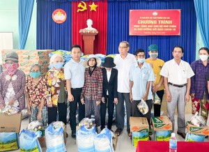 Phường Vĩnh Hòa (TP. Nha Trang): Trao 100 suất quà cho các hộ khó khăn