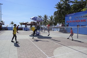 Hơn 200 vận động viên tham gia Giải vô địch Đá cầu bãi biển quốc gia