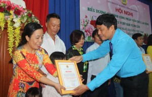 Liên đoàn Lao động tỉnh Khánh Hòa biểu dương 19 gia đình đoàn viên tiêu biểu vượt khó