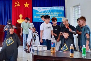 Cắt tóc miễn phí cho người già, trẻ em