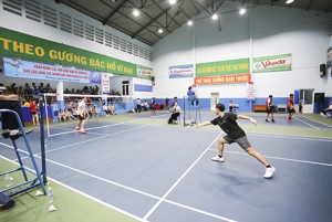Hơn 200 vận động viên tranh tài Giải cầu lông các nhóm tuổi tỉnh Khánh Hòa