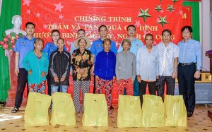 Viện Kiểm sát nhân dân tỉnh Khánh Hòa và 3 đơn vị thành viên tặng quà gia đình chính sách xã Sơn Tân