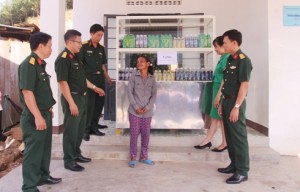 Tặng quà cho hộ nghèo và học sinh có hoàn cảnh khó khăn xã Khánh Phú