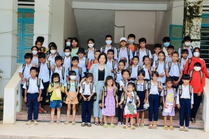 Báo Khánh Hòa trao 50 ba lô cho học sinh nghèo huyện Khánh Sơn