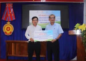 Trao tặng 200 bộ sách giáo khoa cho học sinh có hoàn cảnh khó khăn