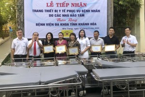 Bệnh viện Đa khoa tỉnh Khánh Hòa tiếp nhận xe tiêm thuốc, băng ca do các nhà hảo tâm trao tặng