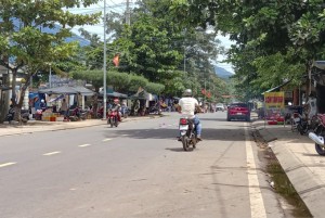 Tình trạng lấn chiếm vỉa hè để buôn bán ở chợ Khánh Vĩnh: Sẽ tăng cường kiểm tra, xử lý